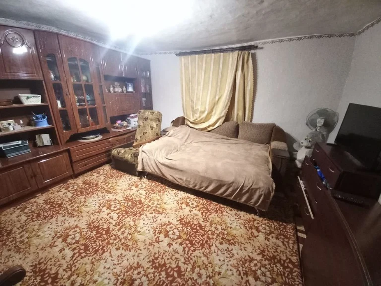 Продам окремий будинок з участком.    Типография