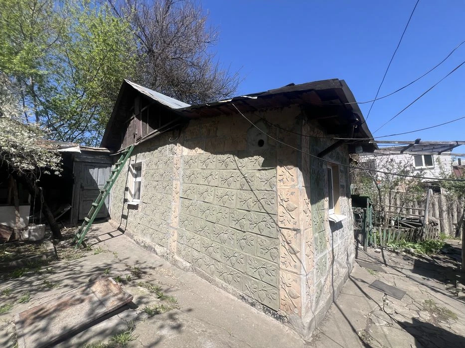 Продам окремий будинок з участком.    Типография