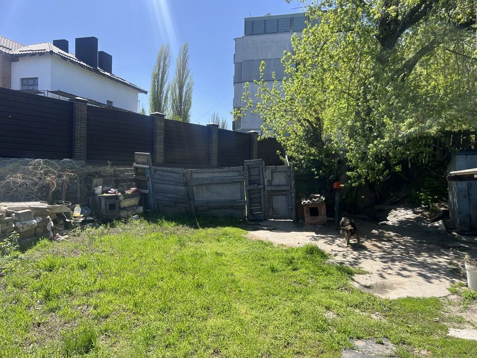 Продам окремий будинок з участком.    Типография