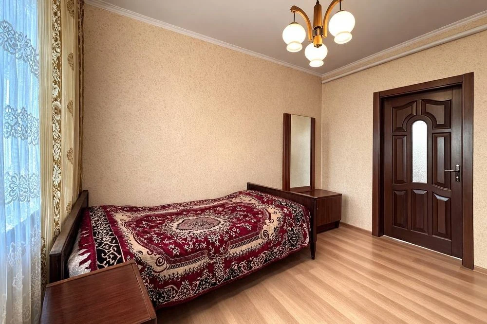 Два будинки у м. Луцьк на ділянці 16 соток