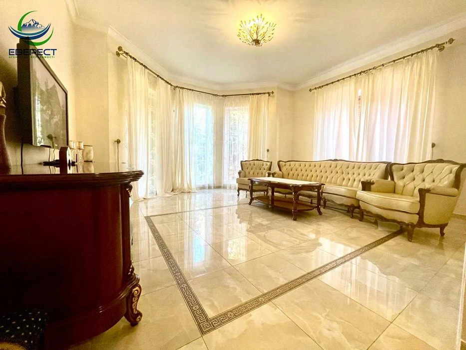 Продаж будинку в класичному стилі