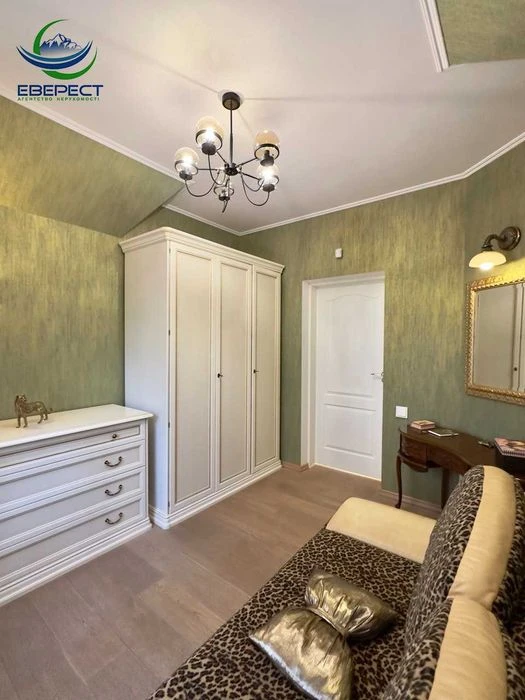 Продаж будинку в класичному стилі