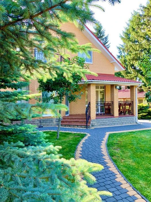 Продаж будинку в класичному стилі