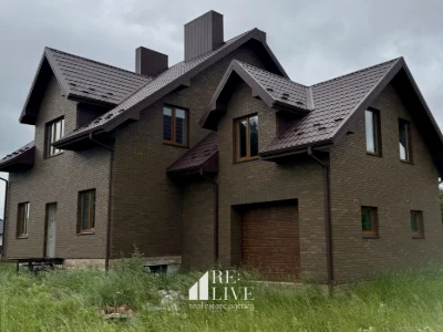 Продаж  будинку з гаражем за 10 хв від центру міста.