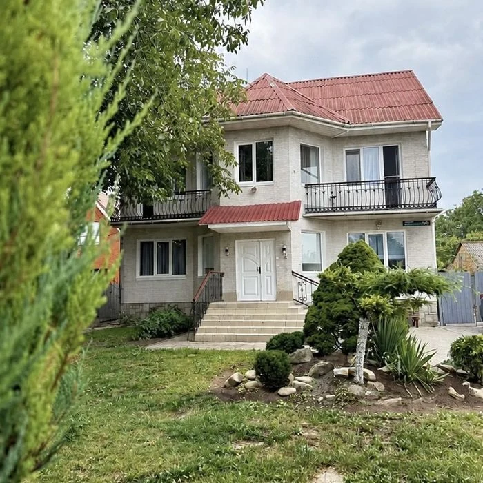 Продаж просторого будинку в Луцьку | 320 м² | 10 соток | вул