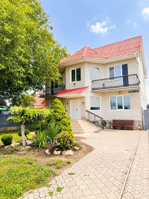Продаж просторого будинку в Луцьку | 320 м² | 10 соток | вул