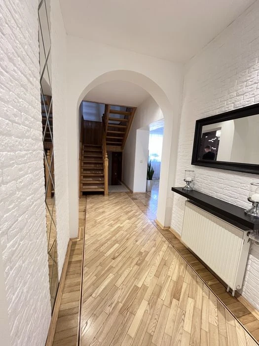 Продаж просторого будинку в Луцьку | 320 м² | 10 соток | вул