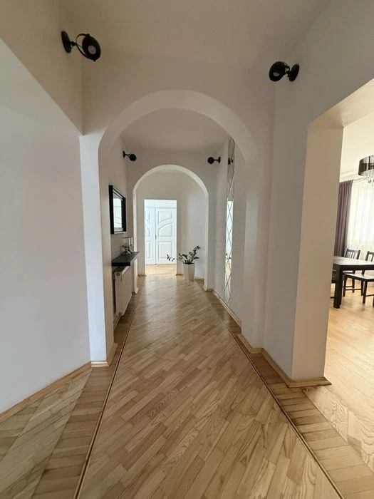 Продаж просторого будинку в Луцьку | 320 м² | 10 соток | вул