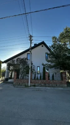 Будинок в центрі міста з землею