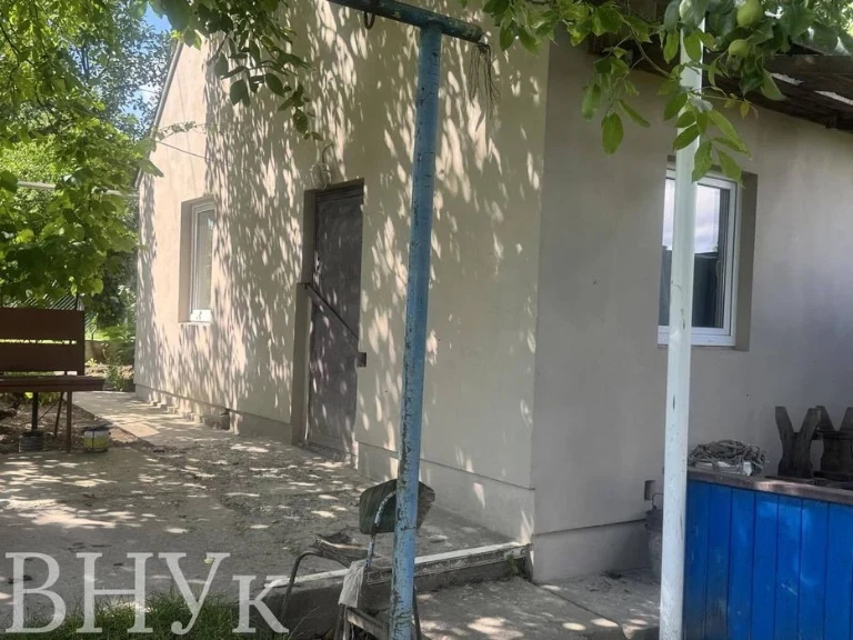 Земельна ділянка в межах Луцька з будинком!