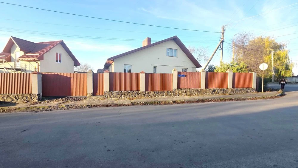 Продається будинок,житло або комерція.