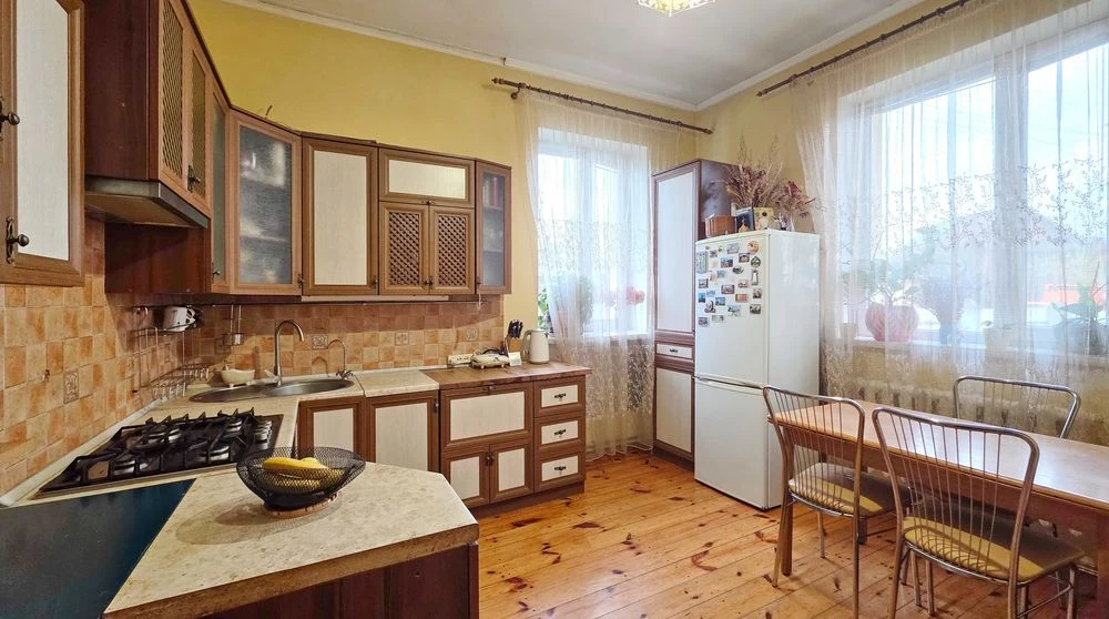 Продається будинок,житло або комерція.