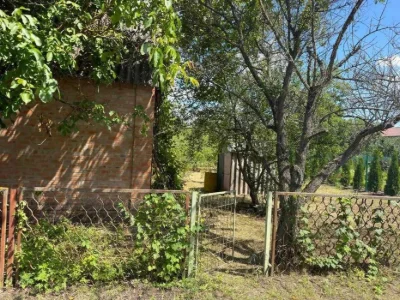Продається добротна двоповерхова дача біля лісу, зем.ділянка