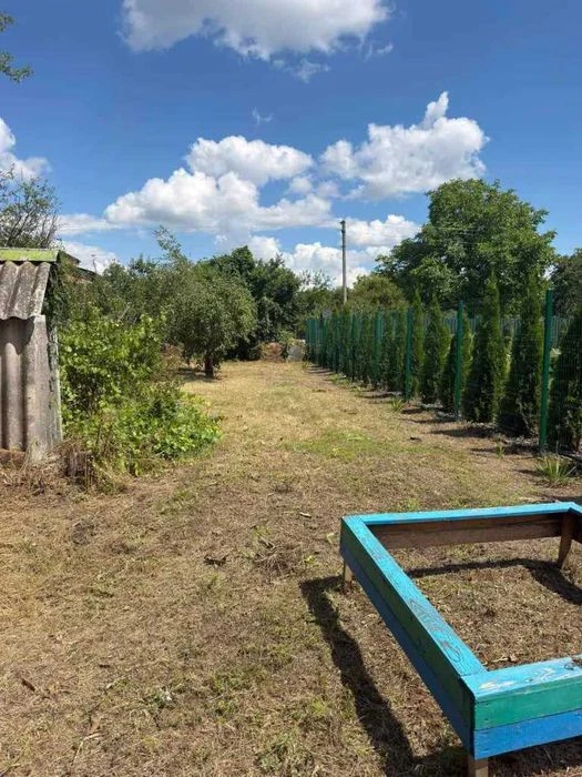 Продається добротна двоповерхова дача біля лісу, зем.ділянка