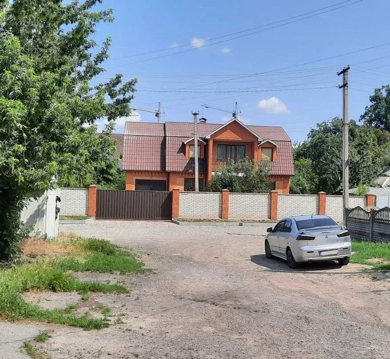 Продам 2-х поверховий будинок в затишному місці по кільцю, д