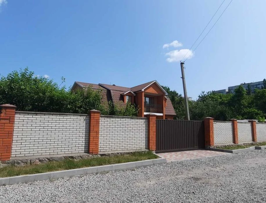 Продам 2-х поверховий будинок в затишному місці по кільцю, д