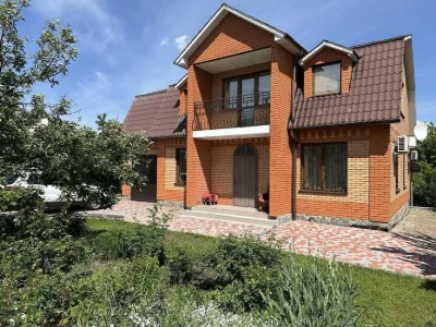 Продам 2-х поверховий будинок в затишному місці по кільцю, д