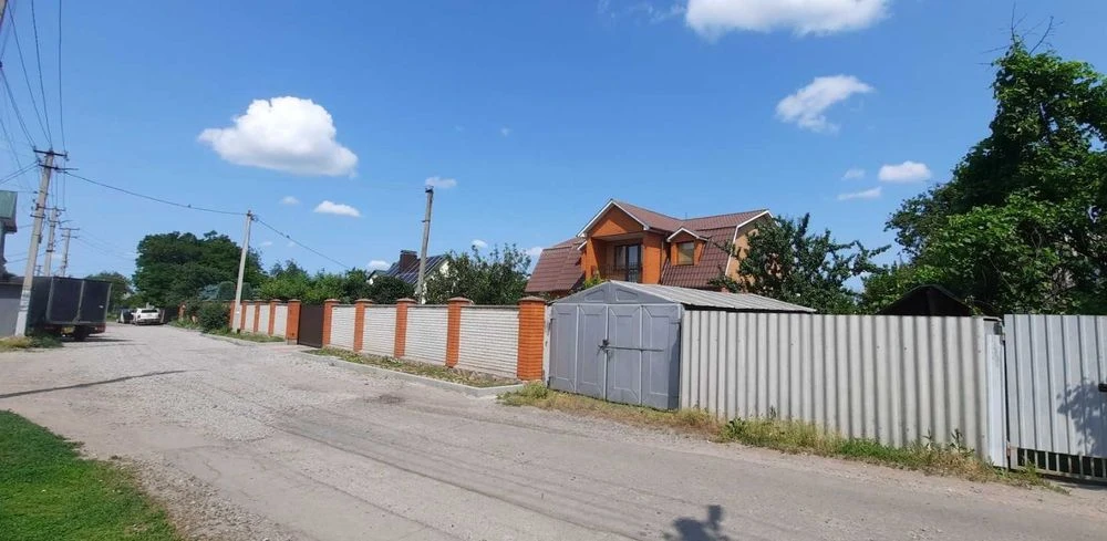 Продам 2-х поверховий будинок в затишному місці по кільцю, д
