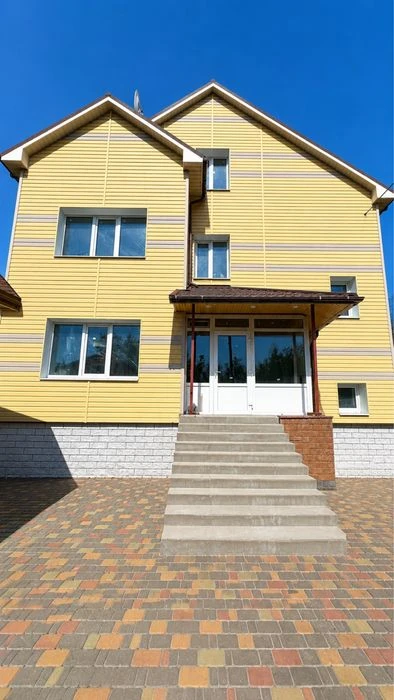 Продаж просторого будинку площею 300 м² у затишному котеджно
