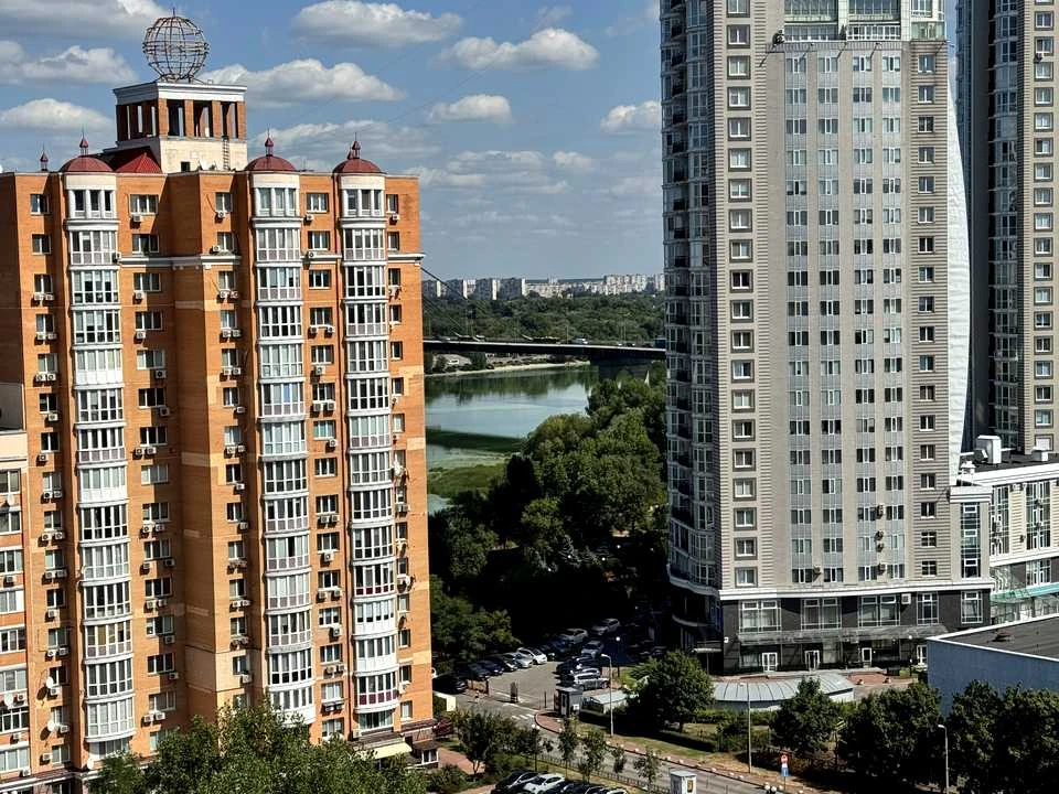 Квартира. Киев, Владимира Ивасюка просп. (Героев Сталинград