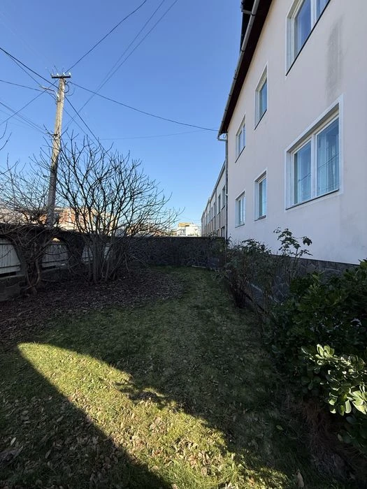 Продам будинку з виходом до лісу.