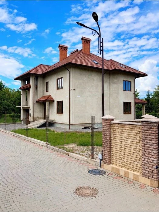 Якісний будинок у комплексі з охороною в центрі Чернівців