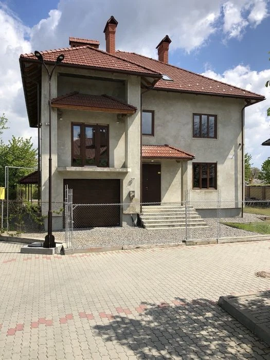 Якісний будинок у комплексі з охороною в центрі Чернівців