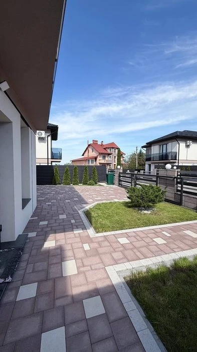 Продаж будинку з новим ремонтом та меблями