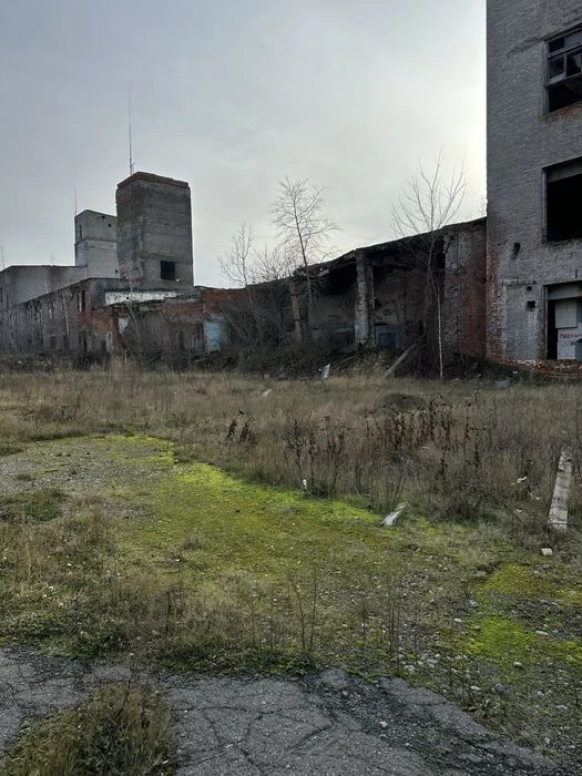 Продажа промышленного земельного участка со складами в г.Винны.