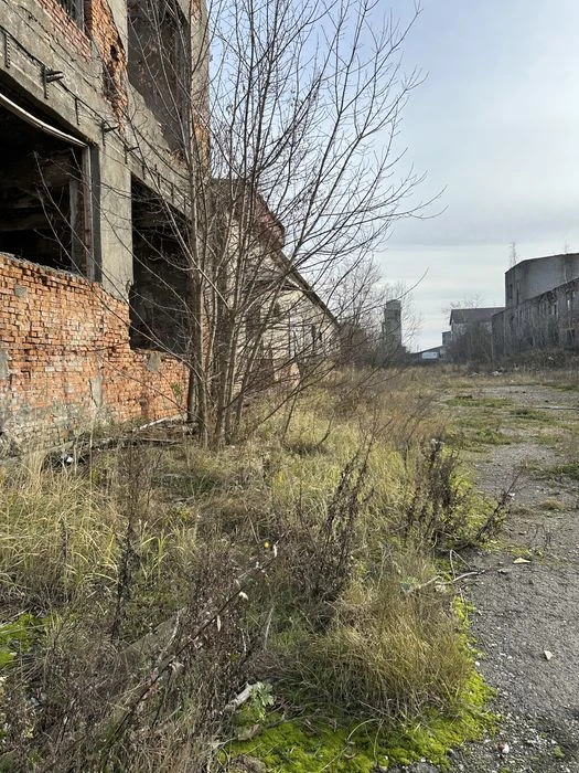 Продажа промышленного земельного участка со складами в г.Винны.