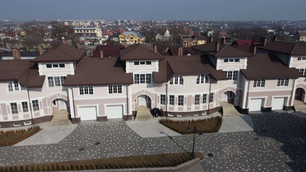 Преміальний будинок в закритому котеджному містечку з басейн