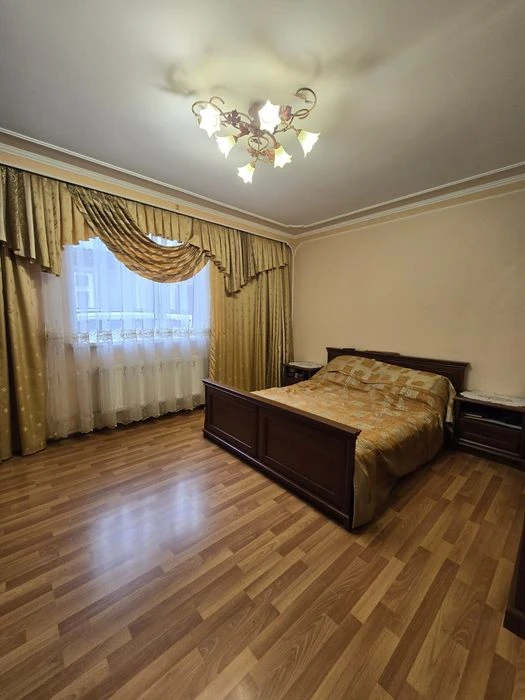 Продаж будинку в р-ні Кемпінг з гаражем і підвалом