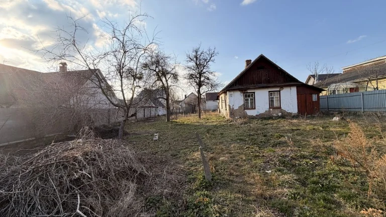 Продаж ділянки 8,5 сот недалеко від Ліктрав зі старим будинк