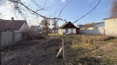 Продаж ділянки 8,5 сот недалеко від Ліктрав зі старим будинк