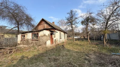 Продаж ділянки 8,5 сот недалеко від Ліктрав зі старим будинк