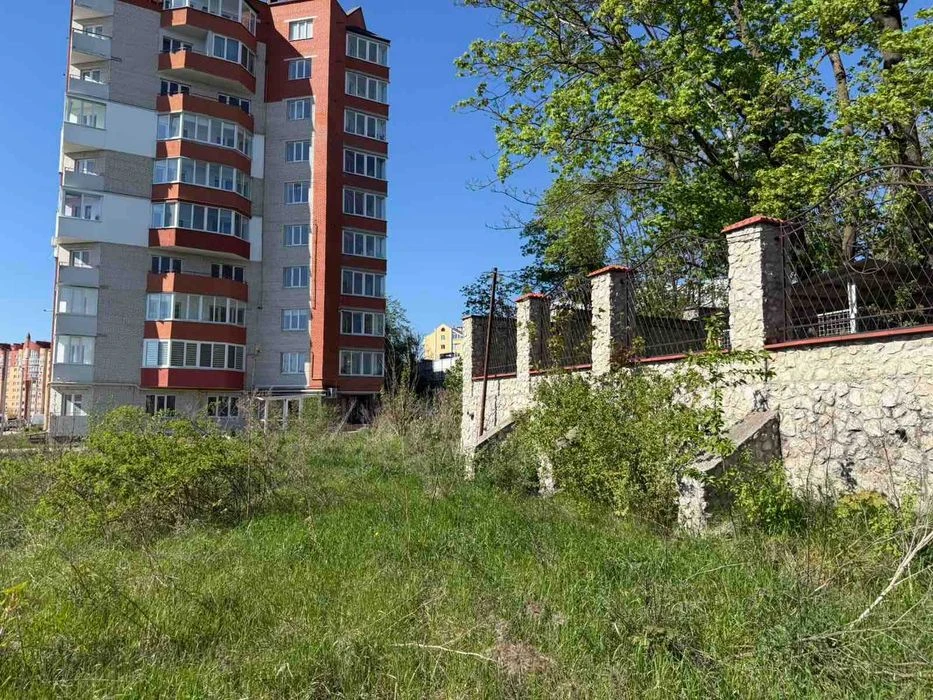 Земельна ділянка під гаражі в районі активної забудови, вул.