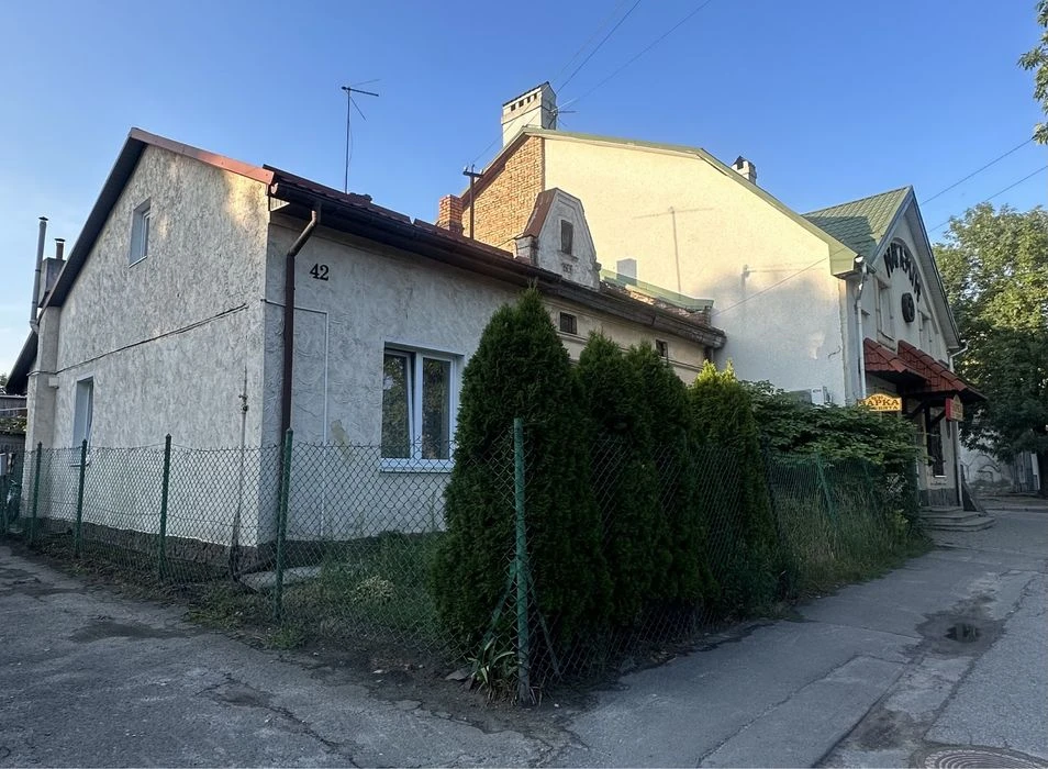 Земельна ділянка з будинком по в.Повітряній