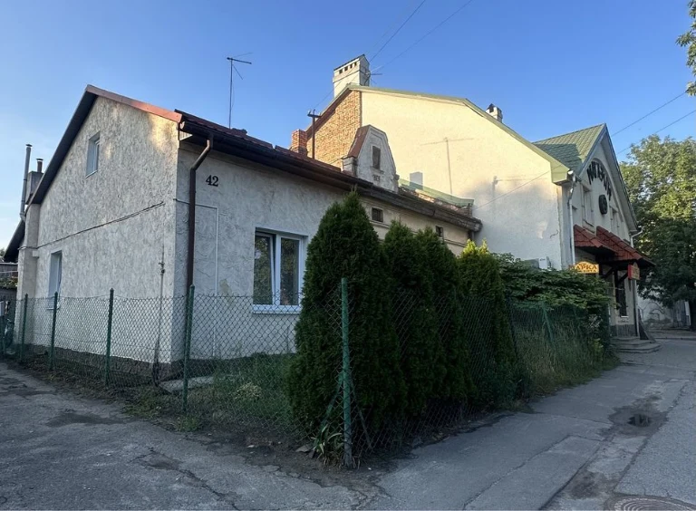 Земельна ділянка з будинком по в.Повітряній