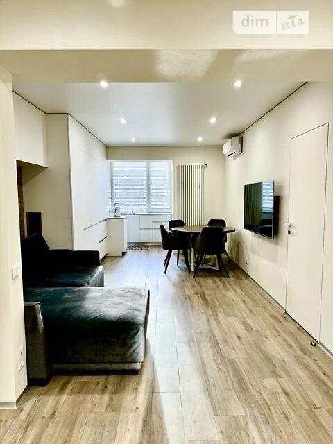 Sale of 3-room apartment 85.3 sq. m. on Revutskoho St. 19/1 • ID 3
