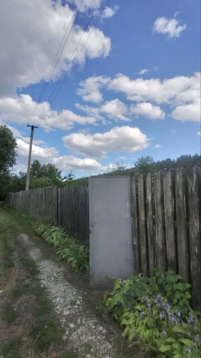 Продаж дачної ділянки з власним виходом до озера