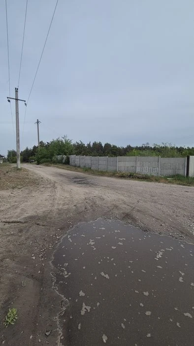 Продам участок в Безлюдовке  на красной линии 18 сот.
