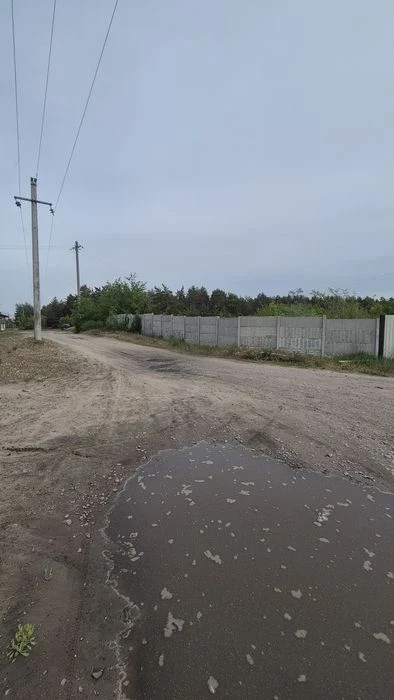 Продам участок в Безлюдовке  на красной линии 18 сот.