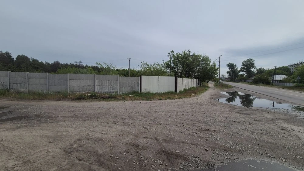 Продам участок в Безлюдовке  на красной линии 18 сот.