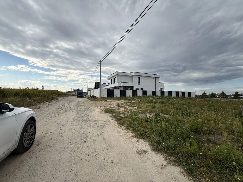 Терміново  продам земельну ділянку в р-ні Щасливого.