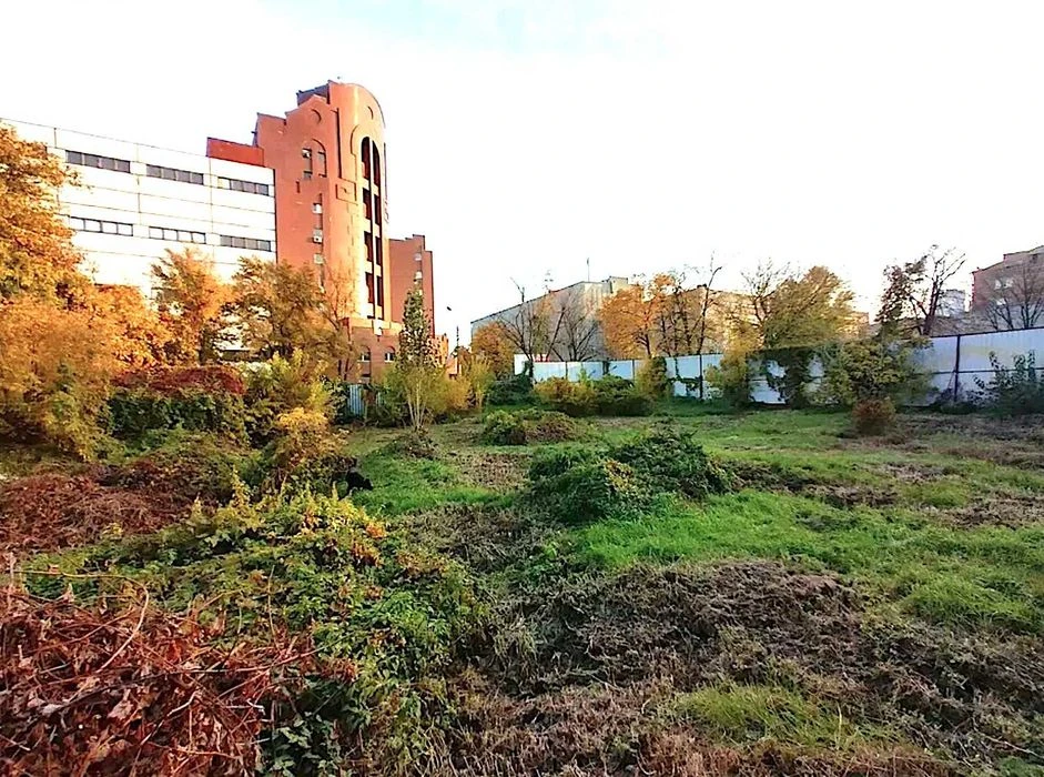 1081. Продаж кутової фасадної ділянки на перехресті під коме