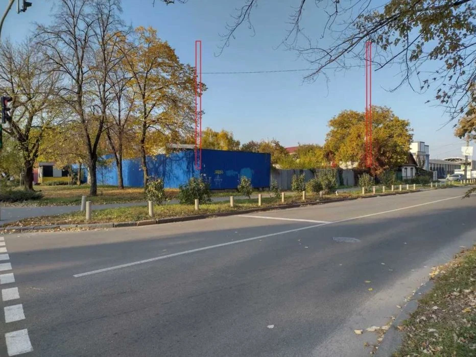 1081. Продаж кутової фасадної ділянки на перехресті під коме