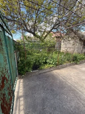 Plot with a house in Shevchenkivskyi microdistrict.