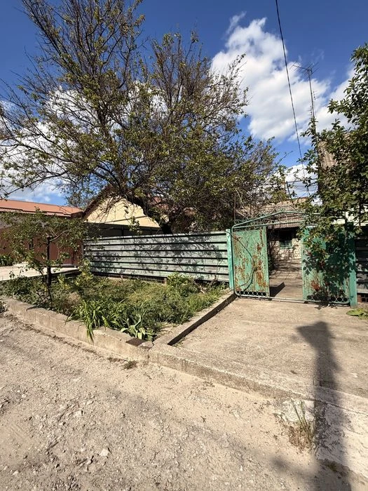 Plot with a house in Shevchenkivskyi microdistrict.