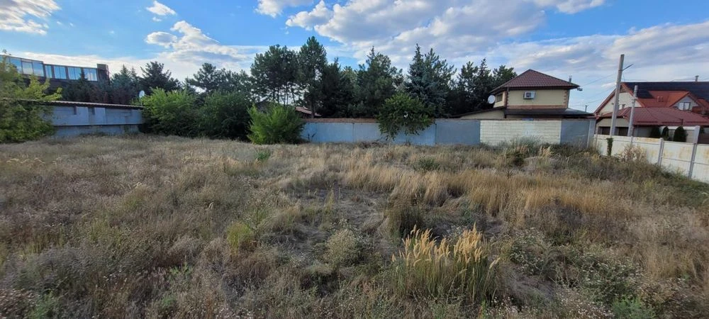 The last land plot on Yasna Street, Forum Village