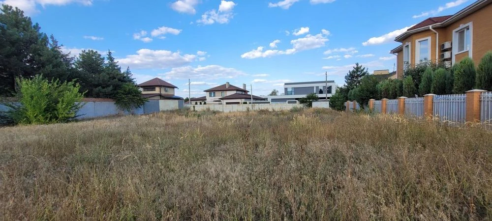 The last land plot on Yasna Street, Forum Village